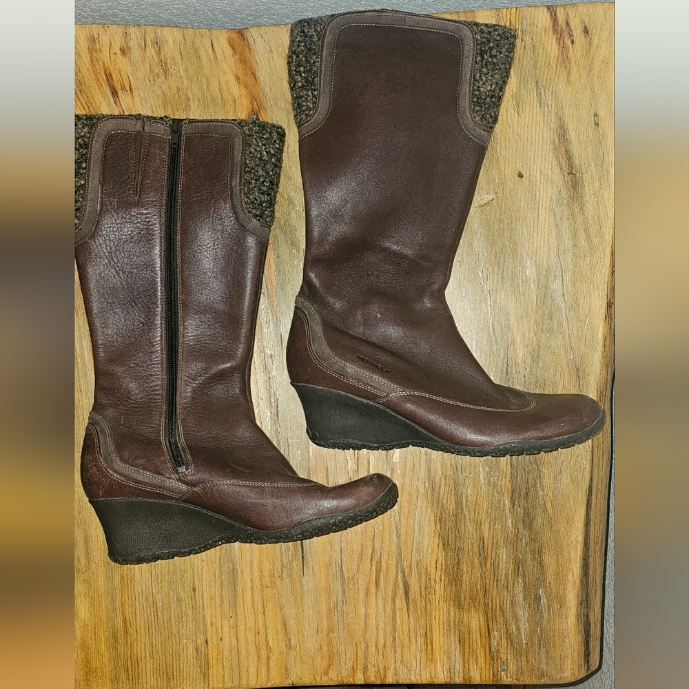 Merrell Knee High Boots Brown with Fleece Size 9